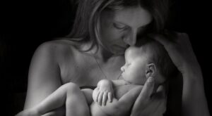 Las duras imágenes que retratan a parejas despidiéndose de sus bebés por última vez