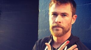 Chris Hemsworth y otros famosos que se han unido a la campaña #PolishedMan contra la violencia en niños