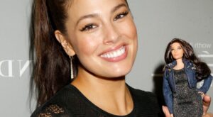 ¡Una Barbie con curvas causa furor en el mundo de la moda!