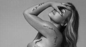 La cantante Anastasia muestra orgullosa las cicatrices de su lucha contra el cáncer