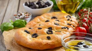 Cocina sostenible: receta de focaccia de romero, olivas negras y tomates secos