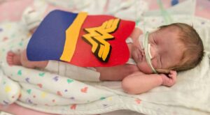 Este hospital vistió a los bebés prematuros de superhéroes para animar a sus padres