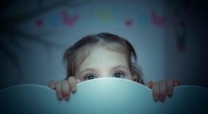 ¿Tu hijo tiene miedo a dormir? Toma nota de los mejores consejos para ayudarle a superarlo