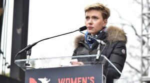 Scarlett Johansson carga contra Trump con un inspirador discurso durante la Women’s March