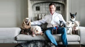 La historia del hombre que dedica su vida a adoptar animales que nadie quiere