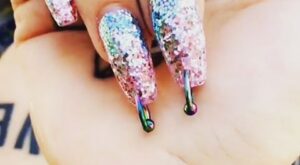 Uñas con piercing, la última manicura viral de Kim Kardashian