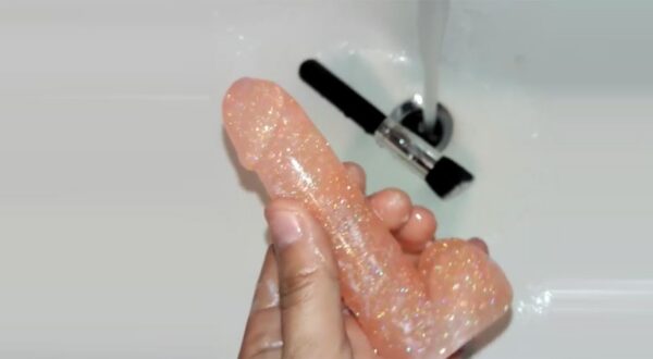 Un pene con purpurina para limpiar tus brochas de maquillaje