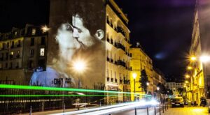 100 besos que iluminaron las calles de París
