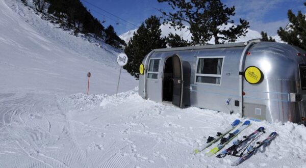¡Viva la nieve! Dormir en una caravana en las montañas es lo último en Andorra