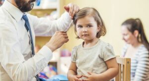 Papá, ¿me peinas? Los métodos más ingeniosos aptos para padres torpes