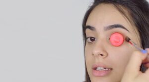 El truco del tapón de botella para maquillarte