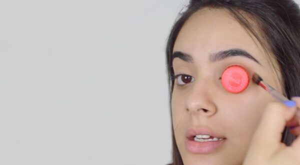 El truco del tapón de botella para maquillarte