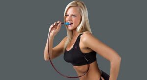 ¡No es broma! Existe un sujetador que calma tu sed