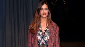 Sara Carbonero lleva el mismo look que una bloguera al desfile de Burberry