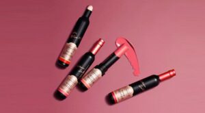 Esta línea de maquillaje inspirada en el vino es todo lo que necesitas ver hoy