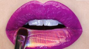 Holographic lips, los labios también pueden brillar