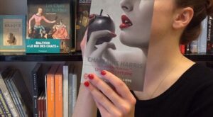 La peculiar y artística forma de divertirse de los empleados de esta librería