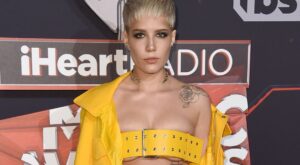 Un cinturón a modo de top, peor look de la semana