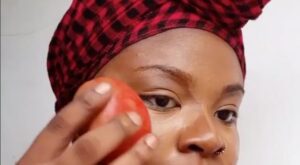 ¡Adiós brochas! Llega el tutorial que te enseña a aplicar maquillaje con un tomate