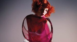 La poderosa sesión fotográfica de una modelo con síndrome de ojo de gato