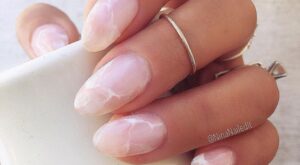 El cuarzo rosa llega a tus uñas: el nail art de esta primavera