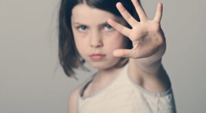 ¿Por qué no debes obligar a tus hijos a dar besos?