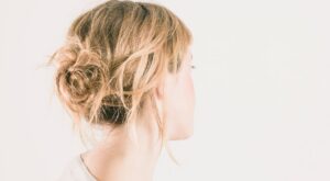 Cómo hacer un recogido despeinado