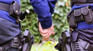 #allemannenhandinhand, hombres de la mano para luchar contra la homofobia