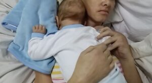Una mujer da a luz en coma y la despierta su bebé tres meses después