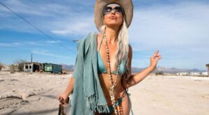 Tiene 60 años, sigue trabajando como modelo y está más sexy que nunca