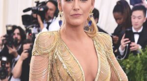 Blake Lively y su maravilloso vestido de sirena en la gala del MET 2017