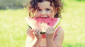 ¿Por qué debemos darles alimentos sólidos a partir de los seis meses y no antes?