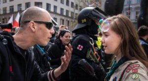 ¿Has visto la imagen viral de una pequeña scout plantándole cara a un neonazi?