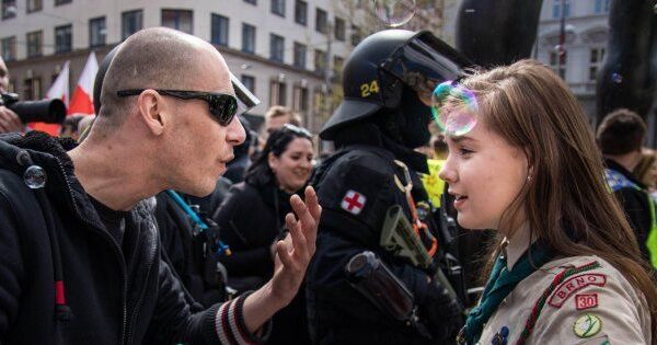 ¿Has visto la imagen viral de una pequeña scout plantándole cara a un neonazi?