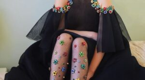 Medias de rejilla con adornos, ¿la nueva tendencia de la temporada?