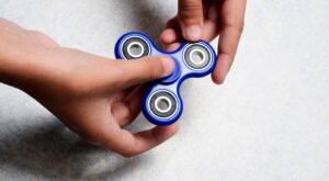 Spinner, el polémico juguete que invade los colegios