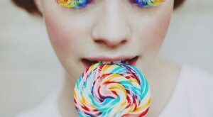 ¡Arriba el color! Llegan las pestañas de arcoíris