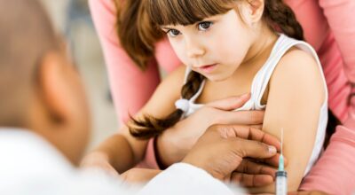 «Las vacunas no causan autismo», la respuesta de una pediatra a Cárdenas