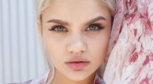 La modelo que se hizo un hueco en el mundo de la moda midiendo metro y medio