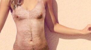 OMG! El bañador que imita el cuerpo de un hombre con pelo en pecho es una realidad