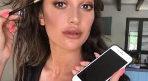 Una funda de móvil con paleta de maquillaje incluida que enamorará a las adictas al selfie