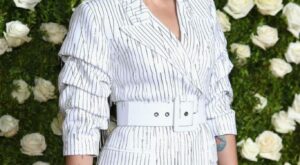 Scarlett Johansson brilla sobre la alfombra roja, mejor look de la semana