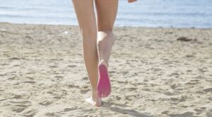 ¡Las chanclas del verano! La solución para no quemarnos los pies en la playa