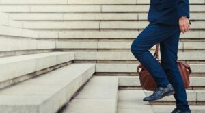 Hombres con pantalones cortos al trabajo, ¿sí o no?