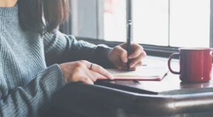 Machismo extremo: un puesto de becaria para la que mejor luzca el bikini