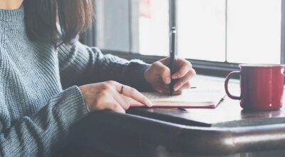 Machismo extremo: un puesto de becaria para la que mejor luzca el bikini