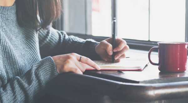 Machismo extremo: un puesto de becaria para la que mejor luzca el bikini