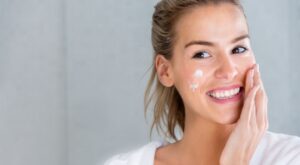 ¿Por qué debes elegir siempre una crema antiedad con protección solar?