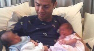 Cristiano Ronaldo presenta a sus dos hijos mellizos