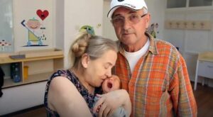 Una mujer da a luz a una niña a los 60 años y su marido la abandona